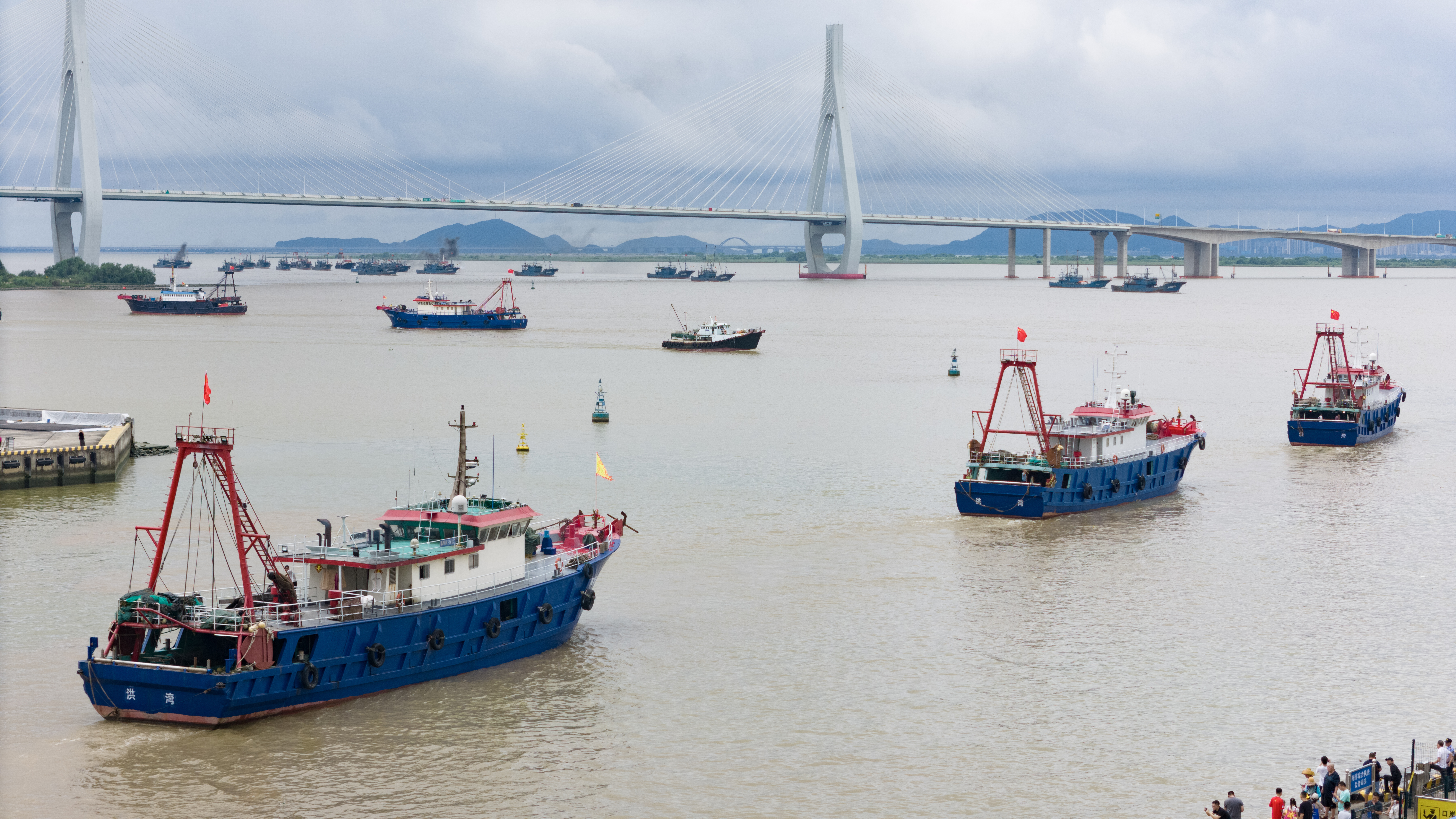 近千艘渔船陆续从珠海各大渔港驶出，开始新一轮的耕海牧渔征程。