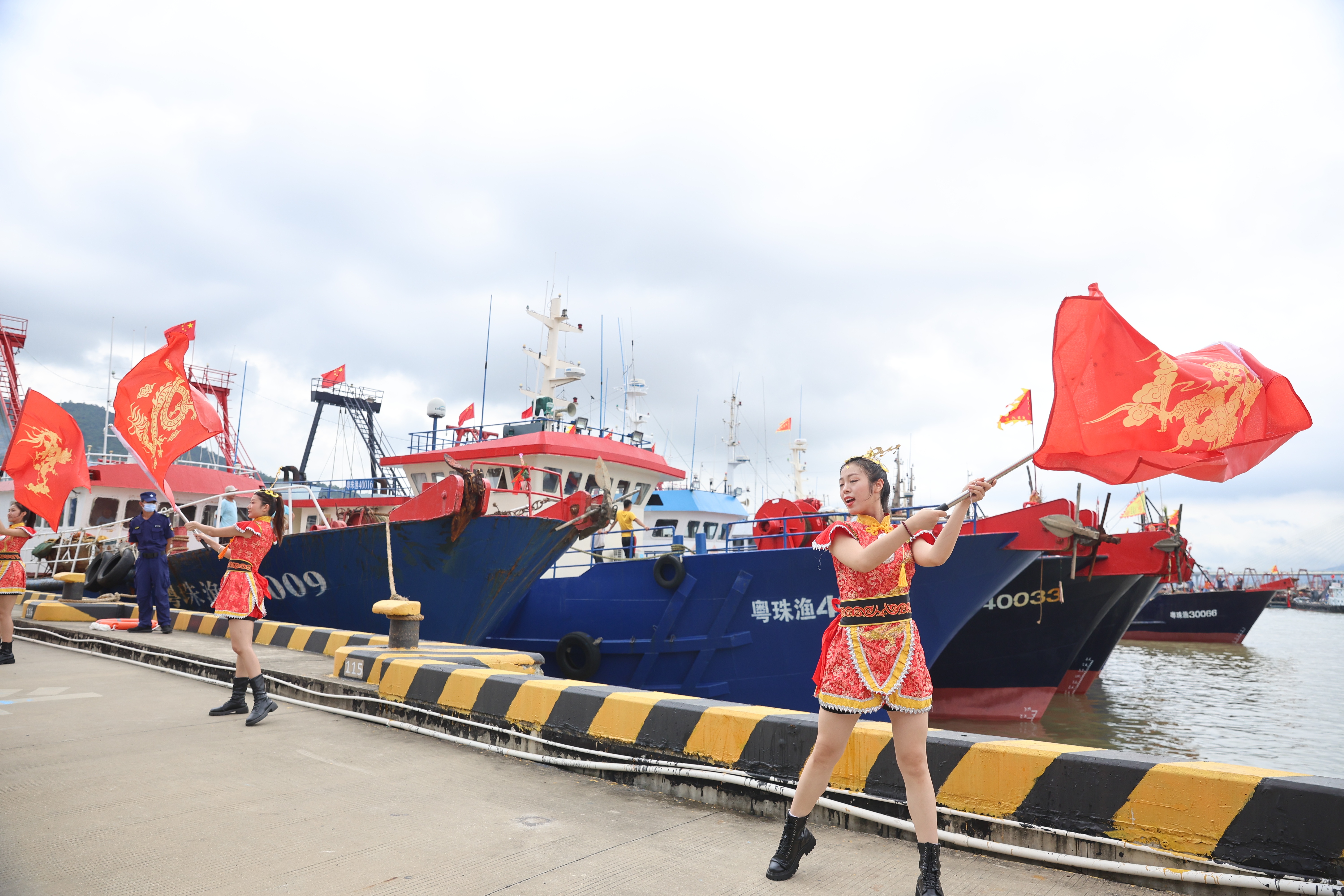 彩旗飞扬，渔船开足马力，驶向海洋。&nbsp;&nbsp;