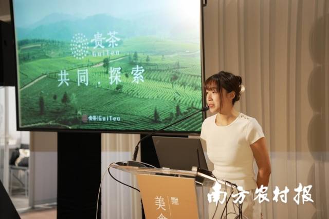 貴州銅仁貴茶茶業(yè)股份有限公司市場(chǎng)總監(jiān)何穎嵐推介貴州抹茶產(chǎn)品,。