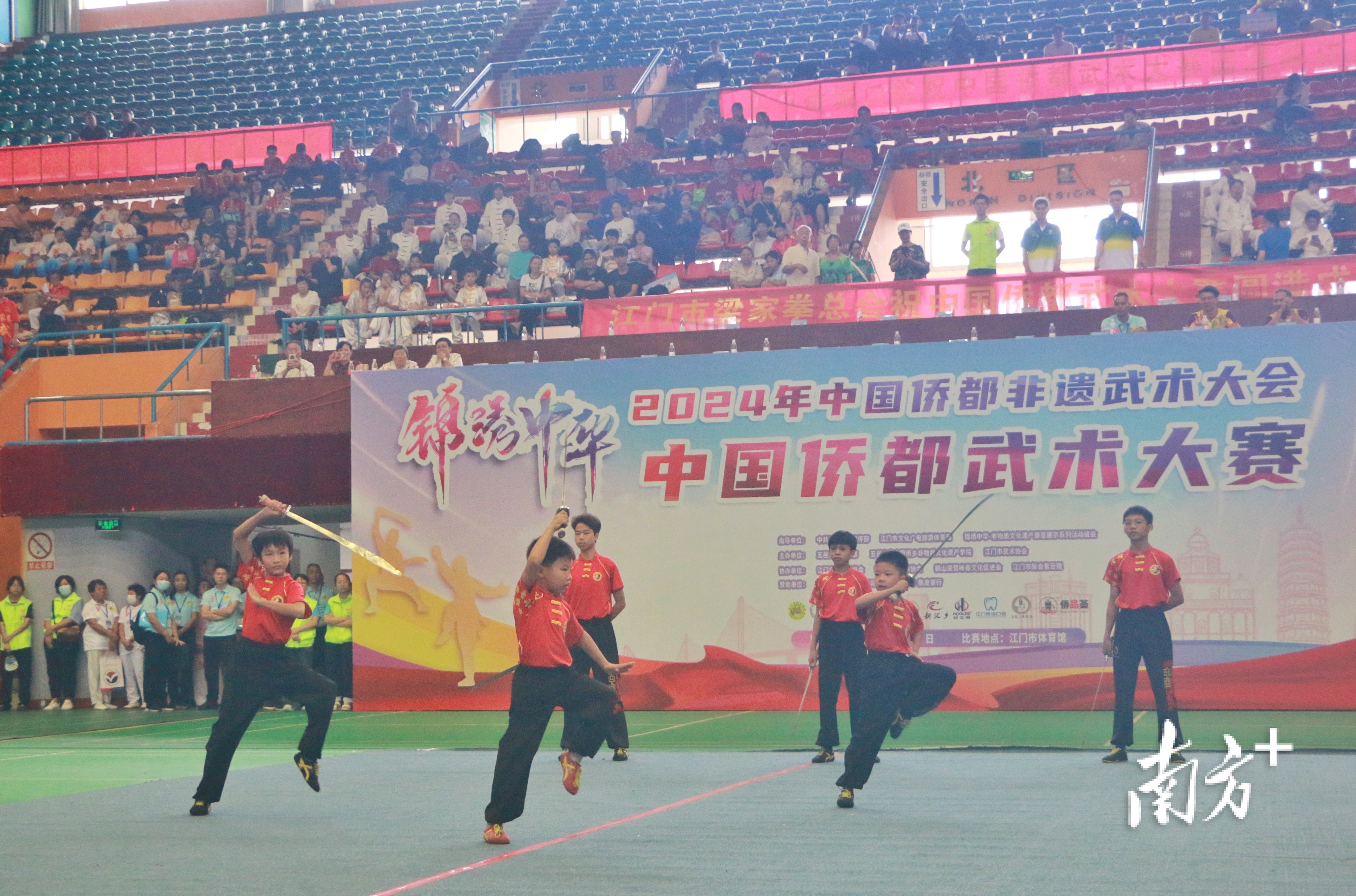 伴随着铿锵有力、慷慨激昂的锣鼓声，各式非遗武术项目轮番登场表演。&nbsp; &nbsp;