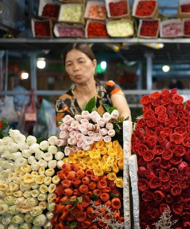 △8月15日，在越南河内的鲜花批发市场，花商整理待售鲜花。新华社发