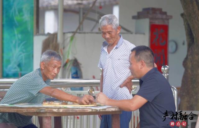 村民在街边对弈