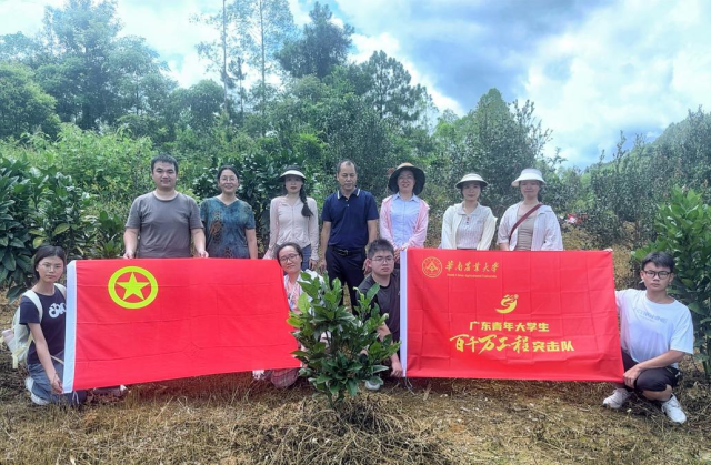 三下乡实际团队与河源市紫金县义容镇驻村落干部合影。