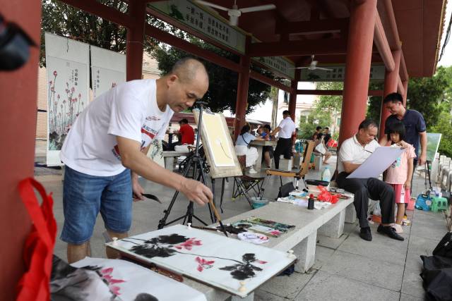 美术家协会成员以荷花为主图作画。