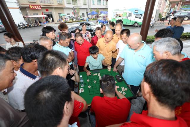 迎面绿色队服的是小将胡志通。