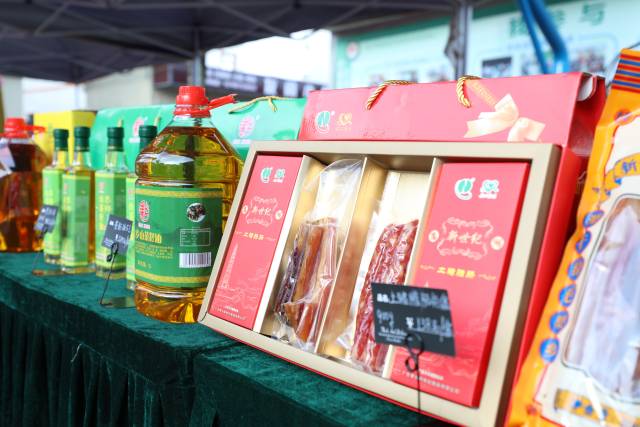 琳琅满目的高州“土特产”。