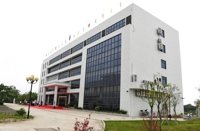 阳春市工人文化宫是全市职工开展文化娱乐活动的好去处。来源：美丽阳春 阳春政府网