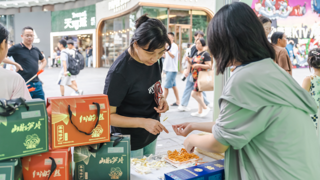 广州市民品尝西牛麻竹笋。