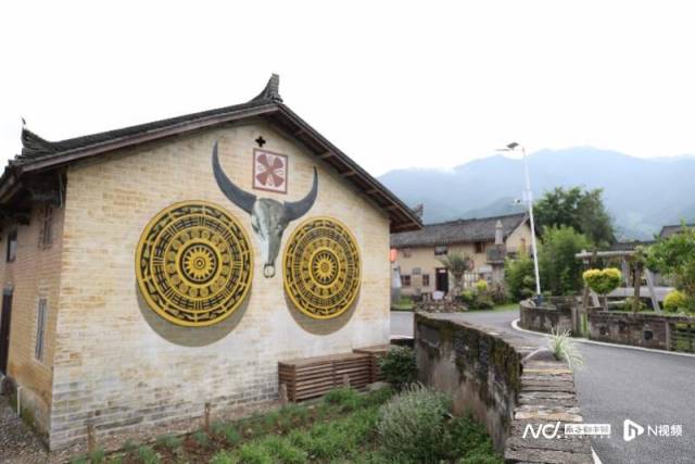 石坪村村道和村舍。