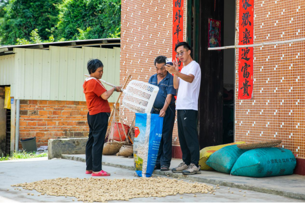 黎揚杰成為一名鄉(xiāng)村主播的初心就是幫助村民把農(nóng)產(chǎn)品賣出去。