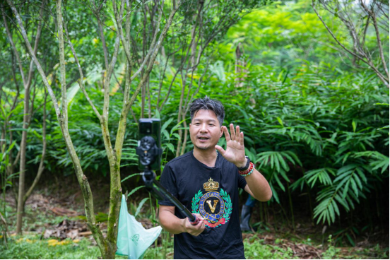 為了讓網(wǎng)友更直觀的認識春砂仁,，徐源會步行數(shù)公里到春砂仁生長地拍視頻、直播,。圖為徐源在春砂仁地直播,。