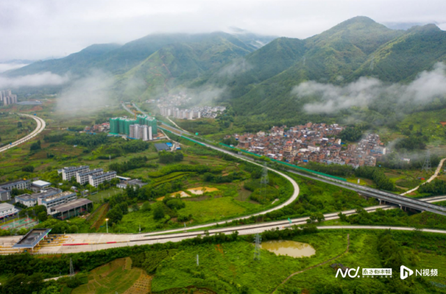 连南瑶族自治县城,二广高速公路连南出入口。黄慧诚摄