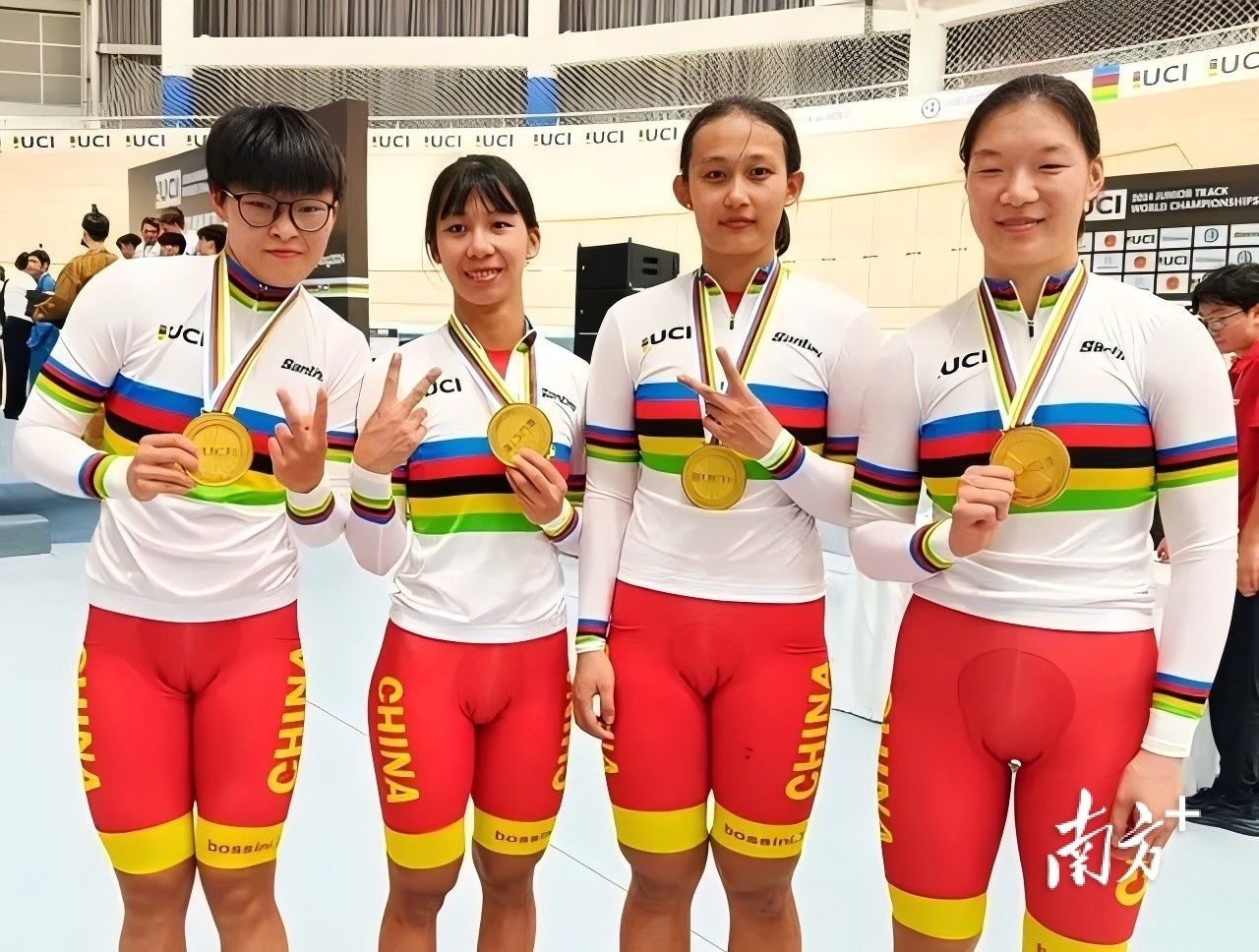 夺得此次世青赛团体竞速赛冠军并打破世界纪录的中国女子场地自行车队，左二是卢敏颖。通讯员供图