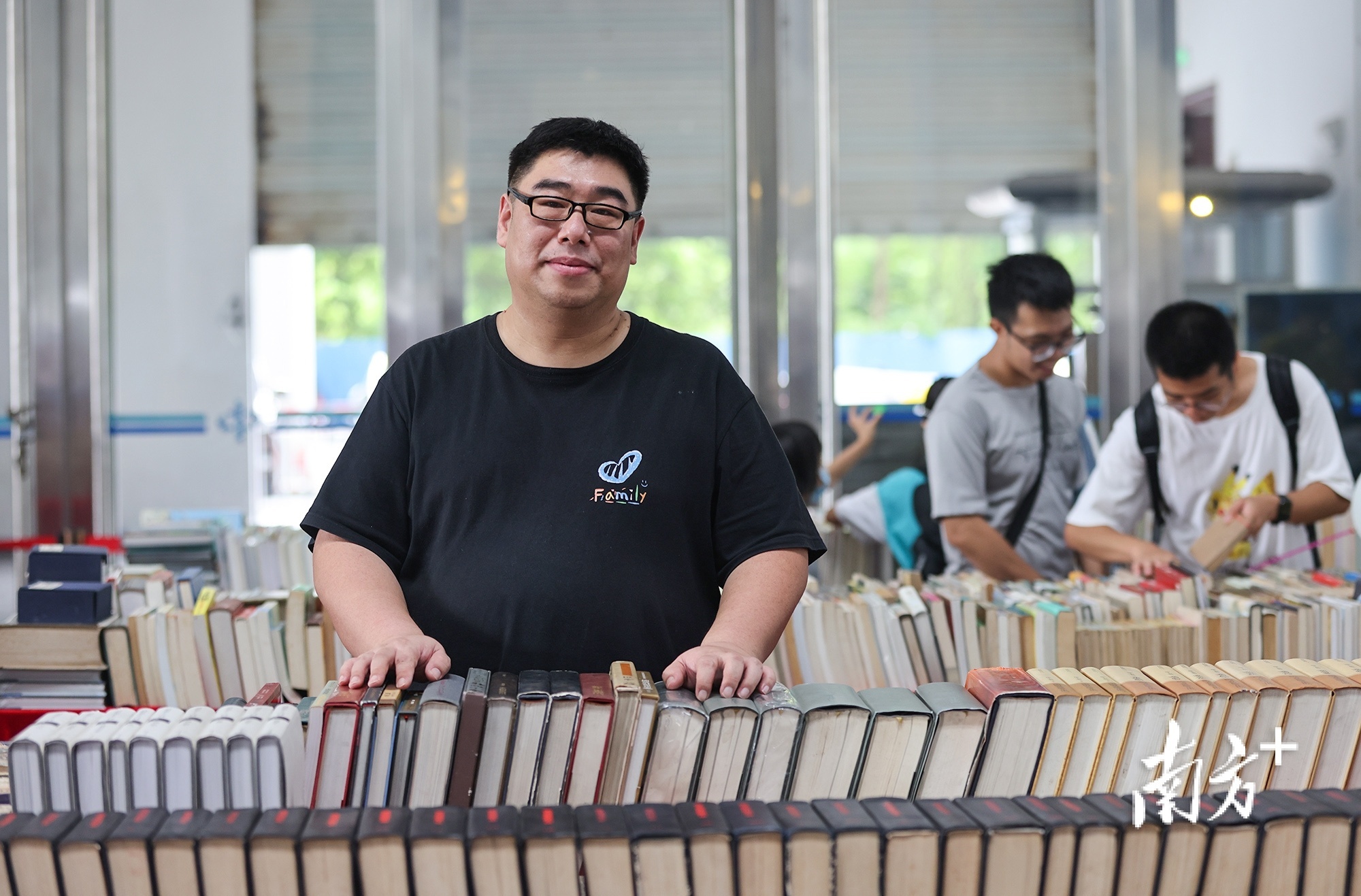 中山市首批城市“阅读推广点灯人”刘先龙在中山书展开设了“书之墟”摊位。 南方+叶志文 摄