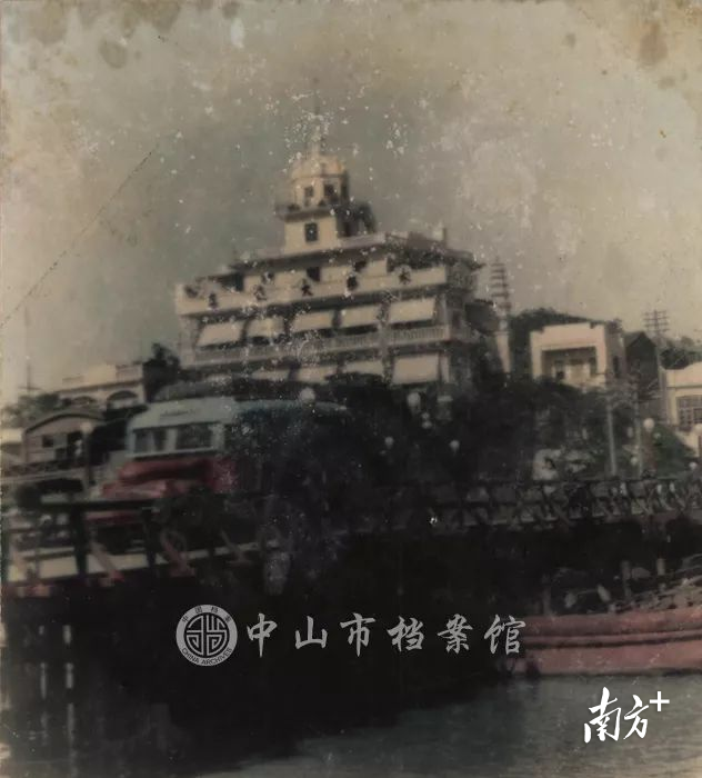 20世纪50年代的岐江桥(中山市档案馆藏)。