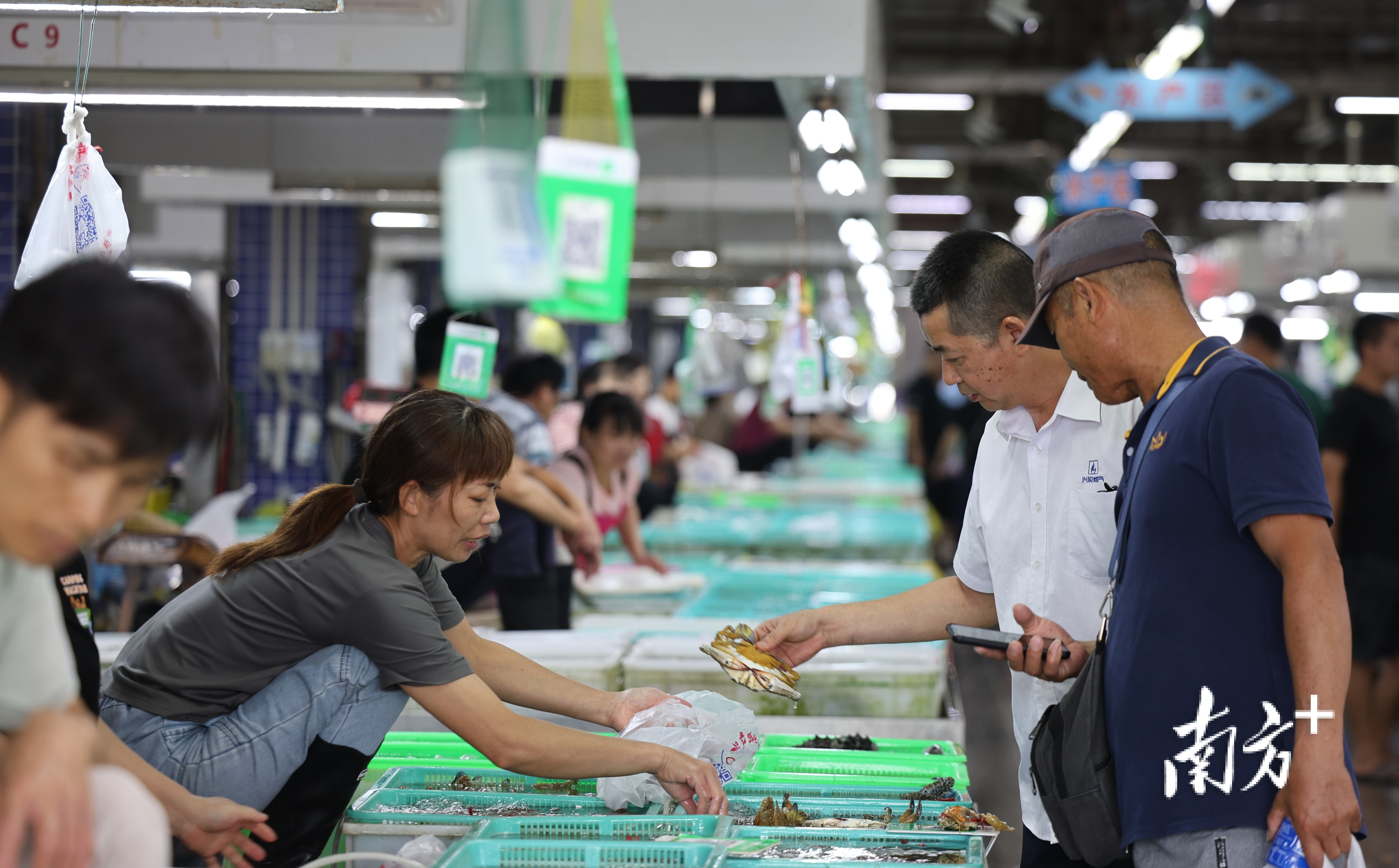  “平靓正”海鲜吸引来大批食客。