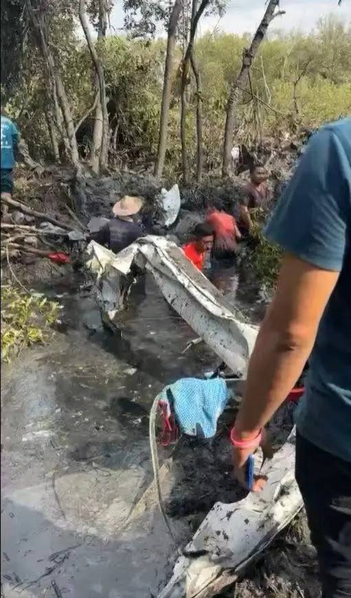 搜救人员在事故现场 图片来源:央视新闻 搜救人员在事故现场 图片来源:央视新闻