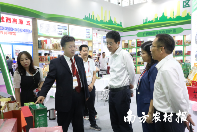 陈开枝、范洪亮、吴浩岭、陈红等领导和与会嘉宾巡馆。