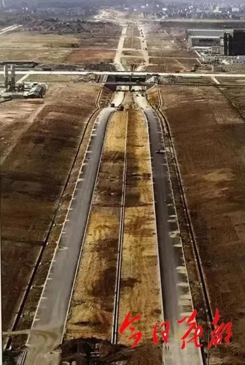 ▲2001年1月，广州新白云国际机场破土动工（来源花都区融媒体中心）