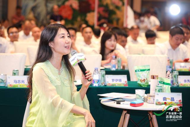 专家评委曲晶在现场点评。