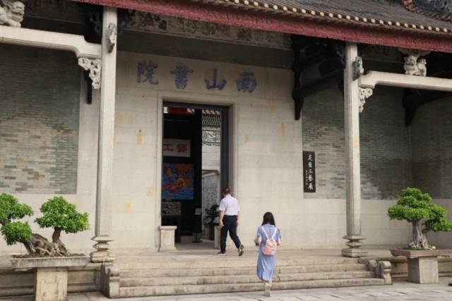 游客参观资政大夫祠建筑群