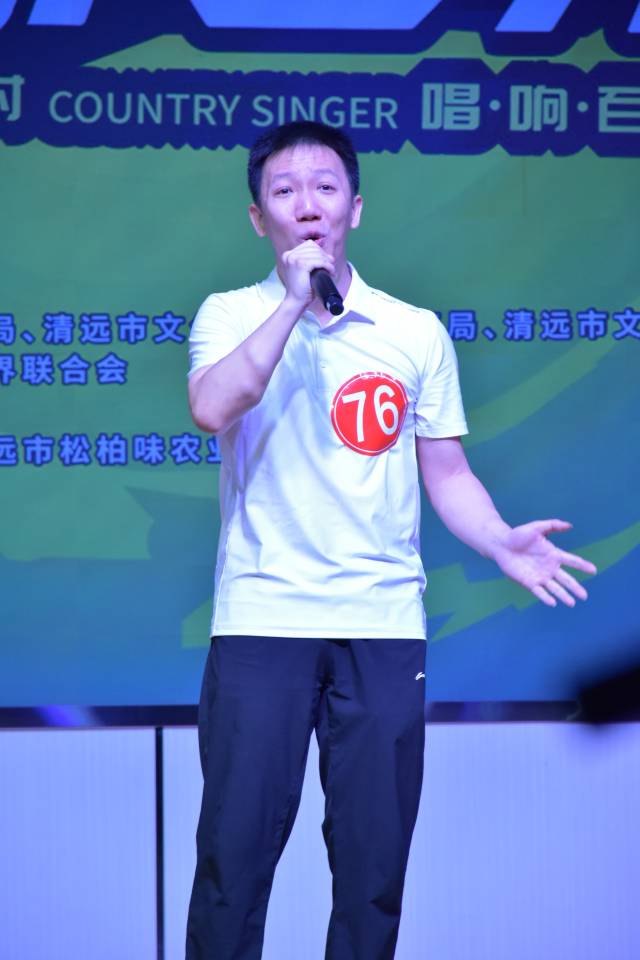 选手黄炜玮来自东陂镇东陂村，深情演唱了一首东陂村村歌《石板街》。