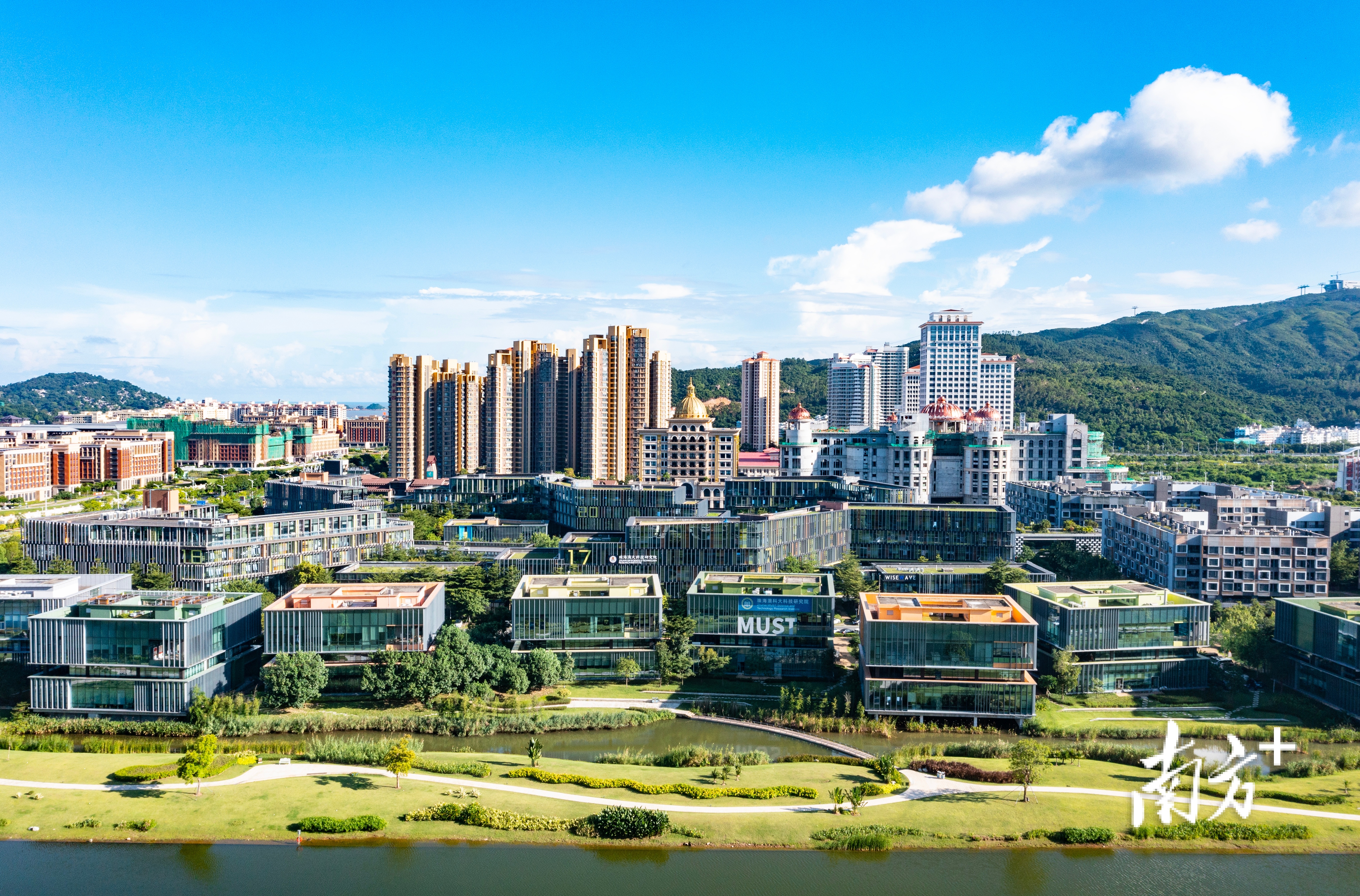 澳门高校通过在横琴设立科技研究院的方式,完成了一路之隔的产学研跨境转化。 澳门高校通过在横琴设立科技研究院的方式,完成了一路之隔的产学研跨境转化。