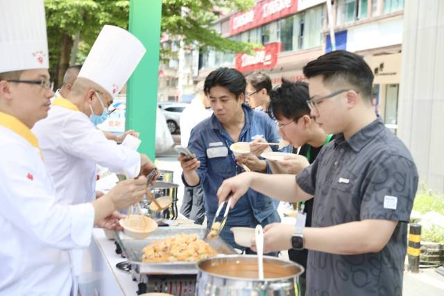 市民、游客品尝麻竹笋美食。