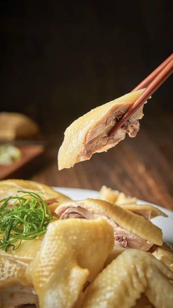 清远鸡皮薄爽滑、鸡味十足，可谓鸡中佳品