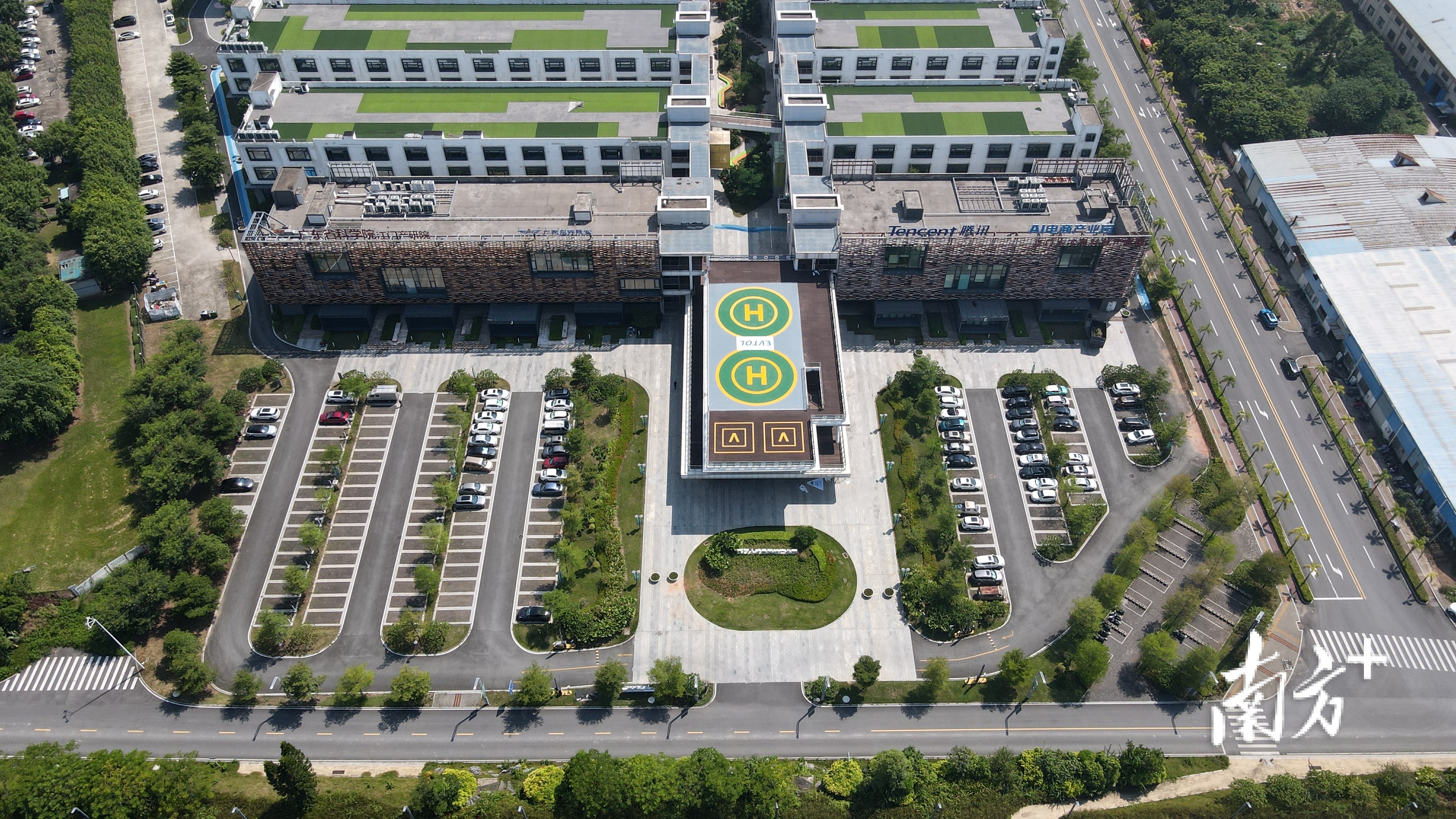 停机坪位于江门人才岛科技产业园三层平台。