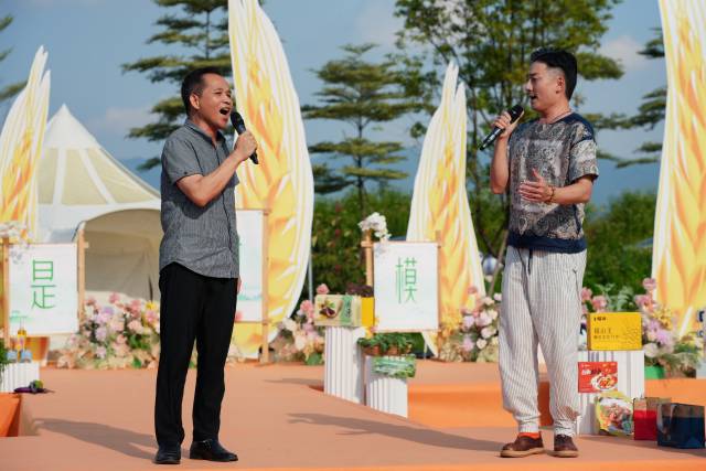 歌唱表演《敢問(wèn)路在何方》,。