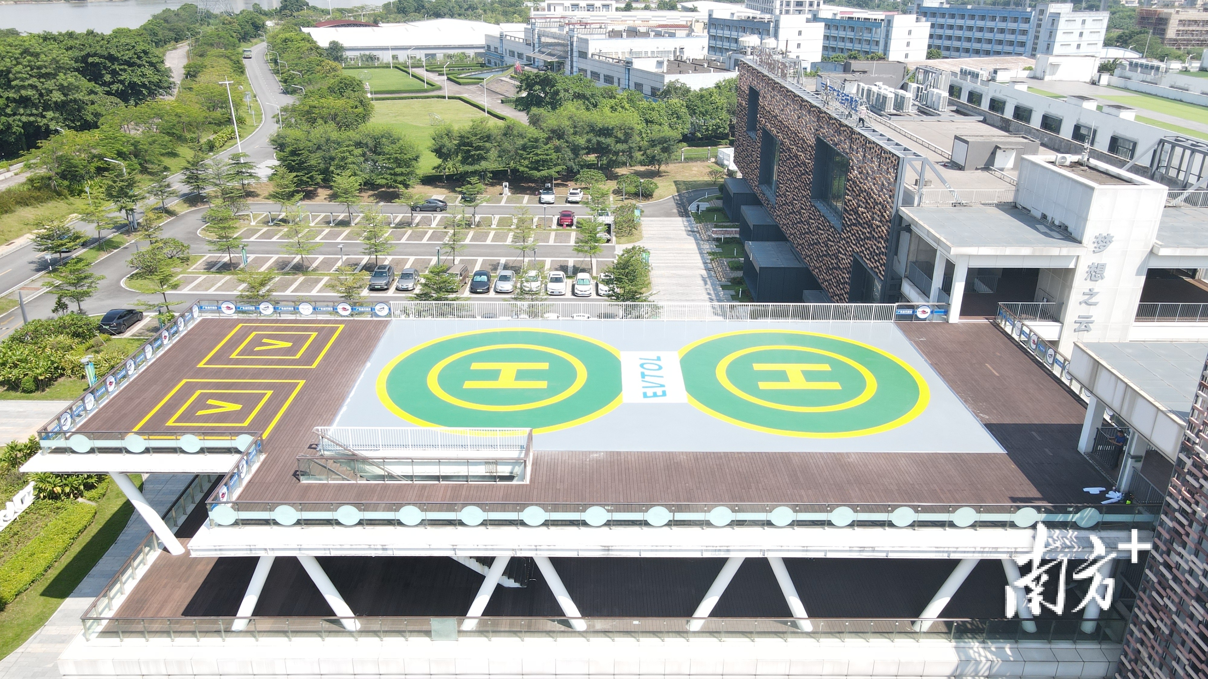 停机坪位于江门人才岛科技产业园三层平台。