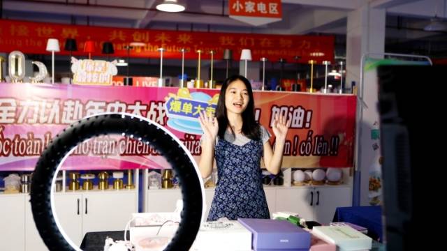 三二一，上链接！广西凭祥跨境电商直播基地，六成商品都是广东造