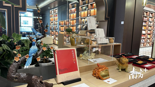 在喀什书城“岭南阅读空间”，彩瓷、木雕、广东精品出版物等“粤”字号元素随处可见。