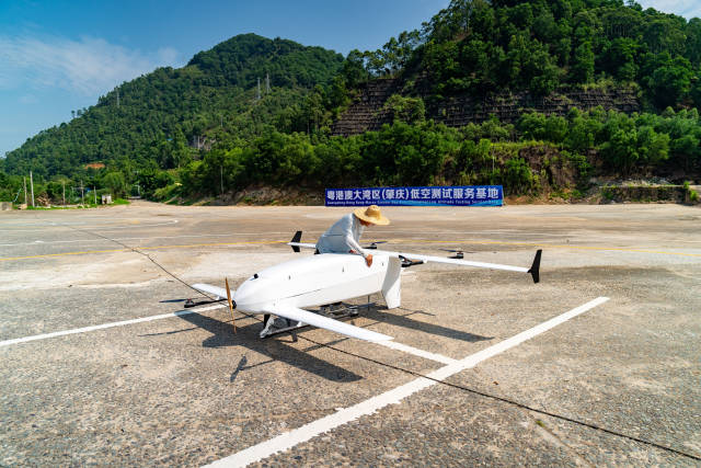 低空企业工作人员在粤港澳大湾区(肇庆)低空测试服务基地进行无人机试飞测试。图为试飞前准备。廖文奕 摄