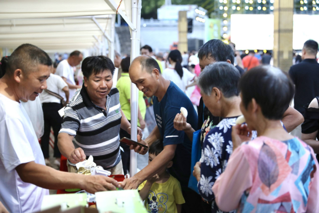 2024年连州水晶梨开摘季系列活动现场，连州水晶梨受到众多市民、游客青睐。