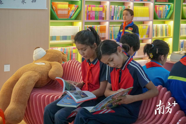 在伽师县分会场，孩子们三五成群结伴阅读。