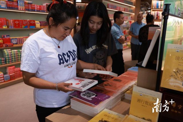 2024“悦读粤新”喀什书展，因展出的图书丰富精美，折扣力度大，吸引了不少前来逛展买书的市民。