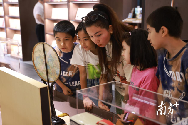 “岭南阅读空间”展出了不少彩瓷、木雕等精致的广东非遗产品，吸引了不少游客市民参观打卡。