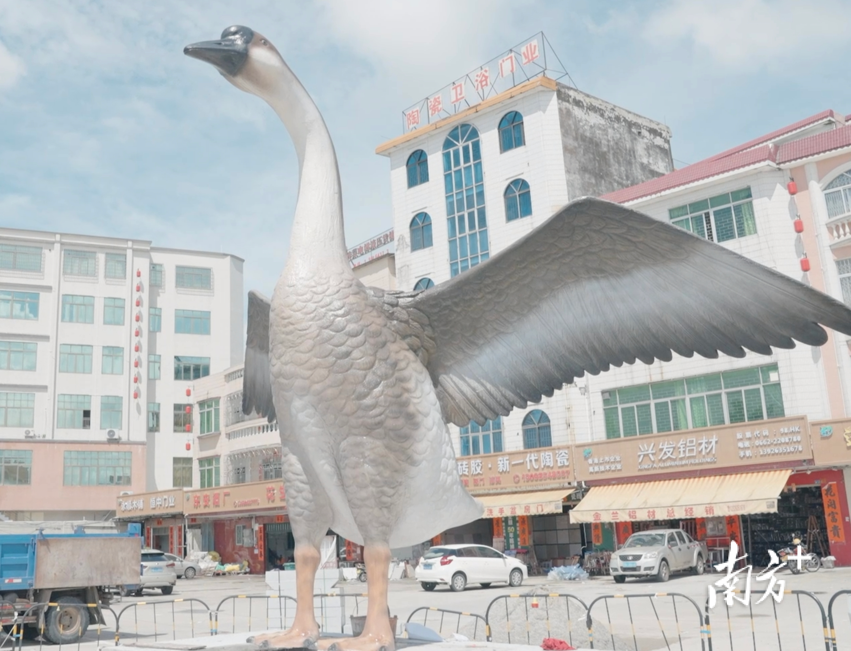 江城白沙街道积极开展阳江黄鬃鹅和狮头鹅养殖、杂交繁育试验，形成黄鬃鹅养殖、加工、餐饮、销售一体化的产业链。白金玉 摄