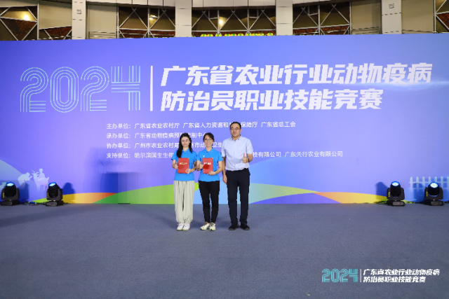 省动物疫病预防控制中心主任张远龙为获得个人一等奖的选手颁奖。