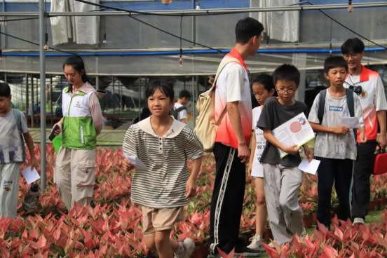 广东机电职业技术学院“乡画非彩 遗艺研行”实践团设计非遗通草画与白云花卉相融合的研学产品