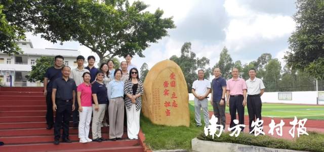 广东省乡村振兴基金会一行回访新安小学。