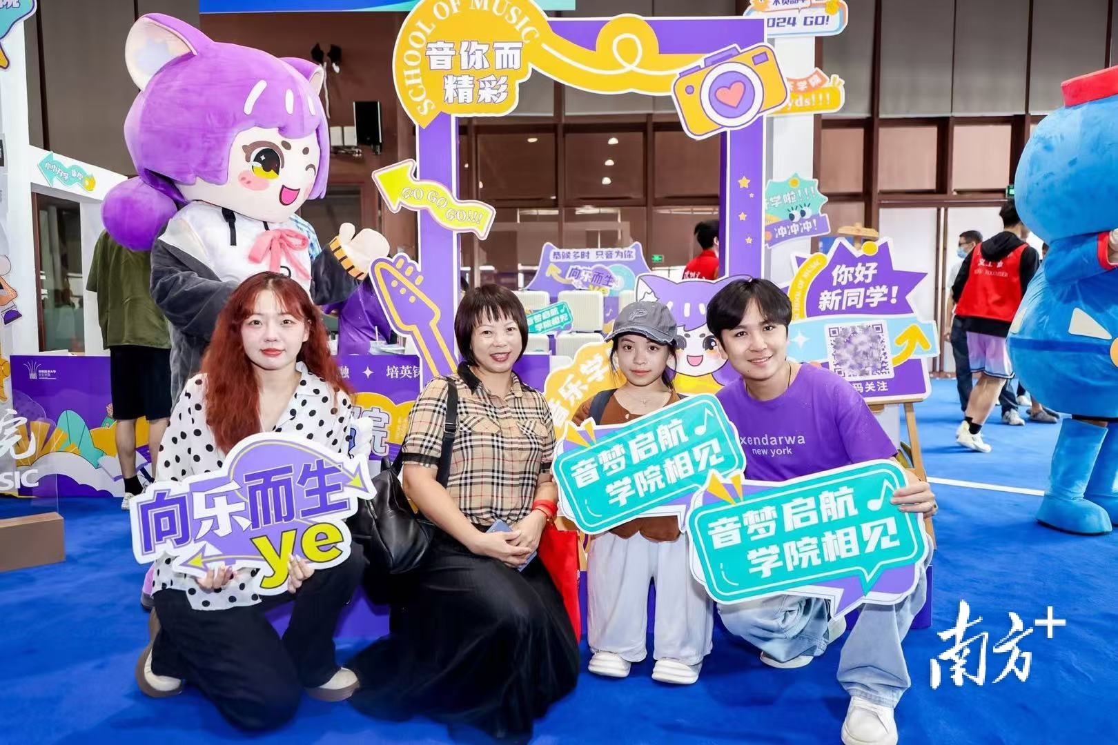 区琼珍(右二)和妈妈(左二)在入学报到现场与学长学姐合影。受访者供图 区琼珍(右二)和妈妈(左二)在入学报到现场与学长学姐合影。受访者供图