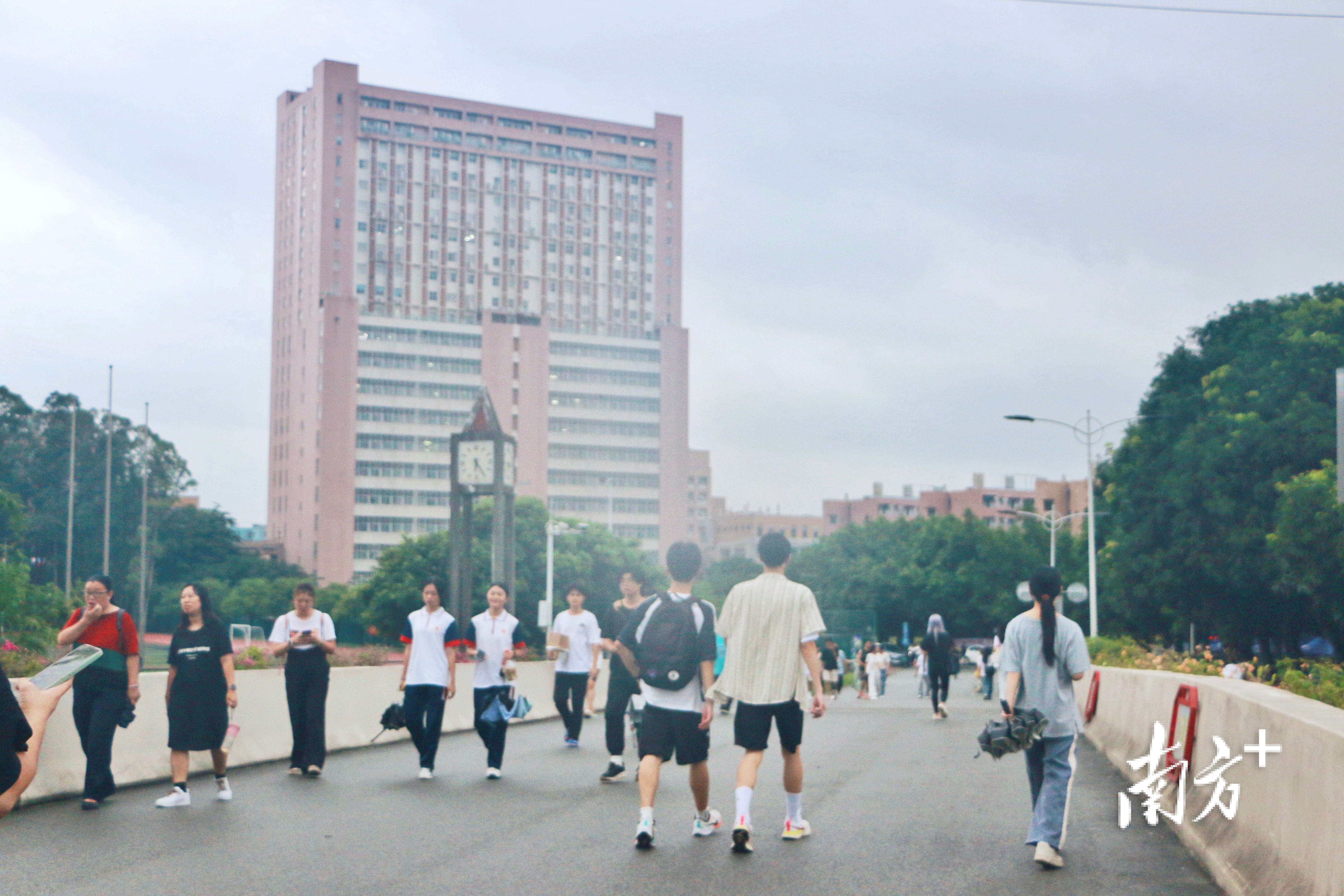 沉寂了一个暑假的校园重新热闹起来，处处洋溢着蓬勃的青春朝气。&nbsp;