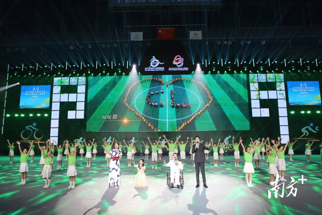 区琼珍(前排左二)在江门市第十届运动会暨第八届残疾人运动会开幕式上深情演唱。受访者供图