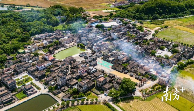 碉楼是横江村历史与文化的积淀，稻田是当下生活的象征，两者在空间上的并置，仿佛是一场过去与现在的对话。
