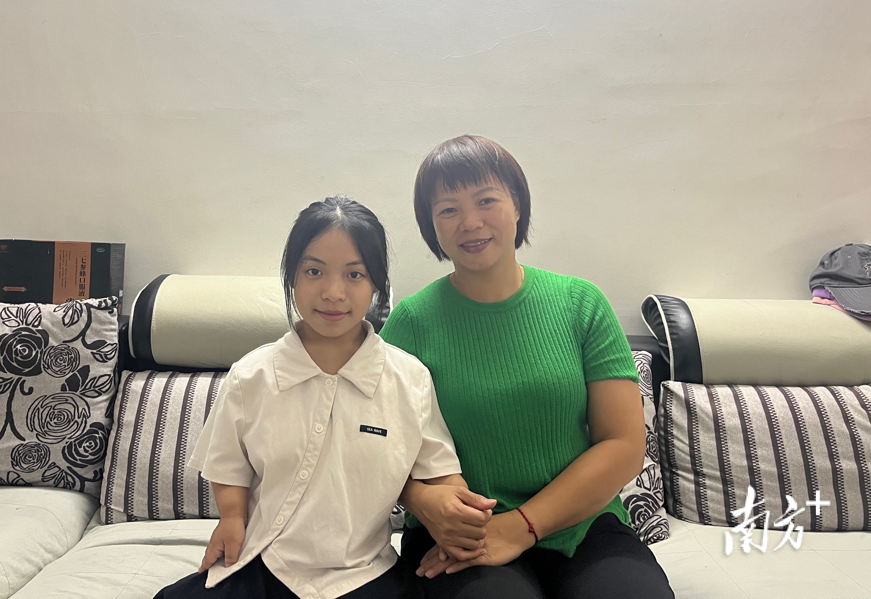 区琼珍和妈妈在家中。南方+梁洁 拍摄