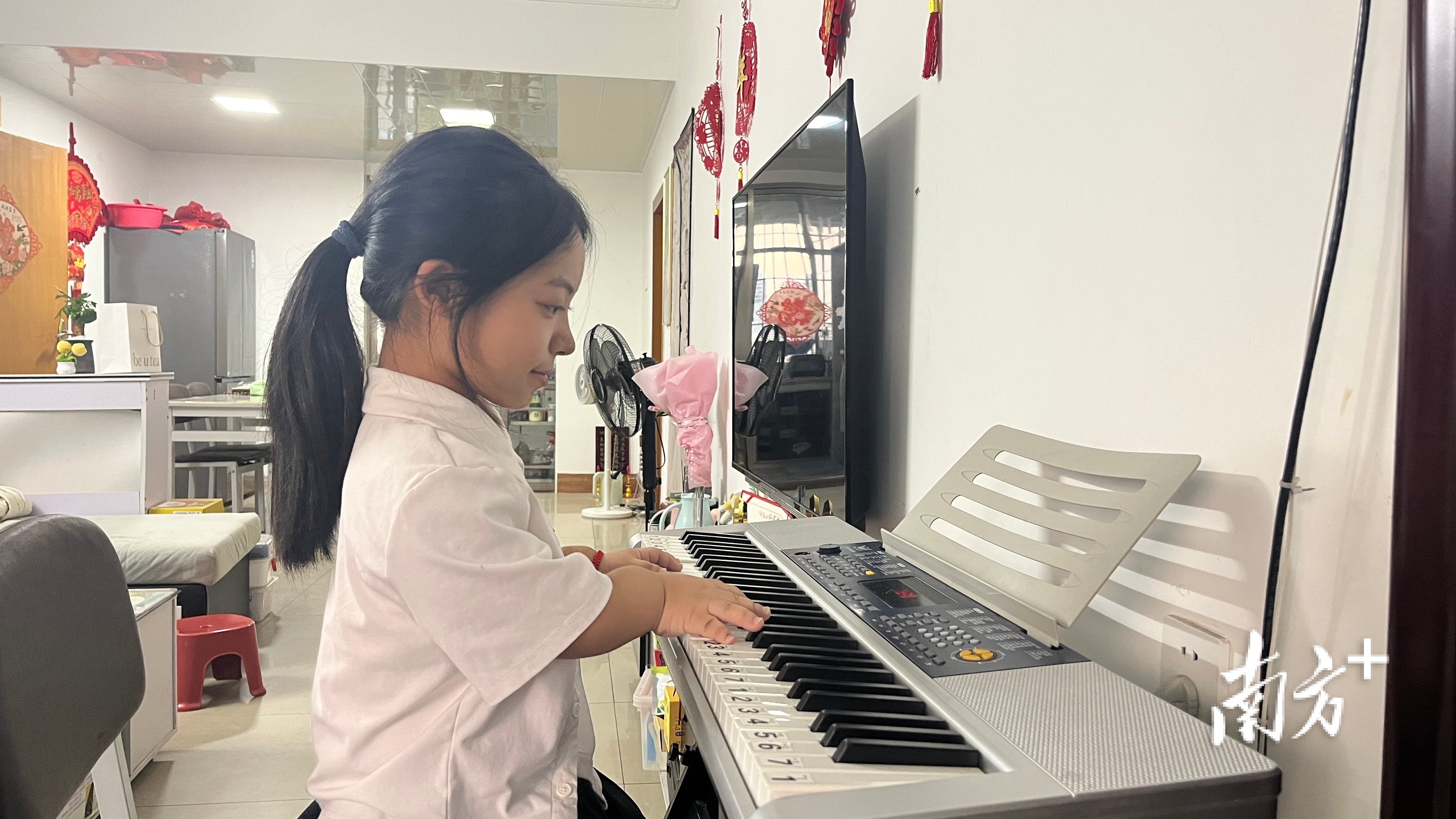 区琼珍在家中练习。南方+梁洁 拍摄