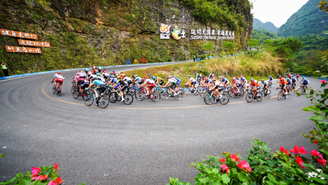 环广西公路自行车世界巡回赛车队经过“皇后赛段”——马山弄拉。